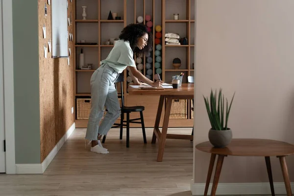 Schöne Geschäftsfrau mit gemischter Rasse, die im modernen Büro mit Papieren arbeitet — Stockfoto