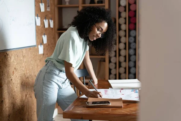 Mieszane rasy piękne businesswoman pracy z dokumentów stojąc w nowoczesnym biurze — Zdjęcie stockowe