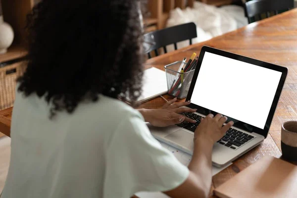 Perempuan yang duduk di depan komputer laptop terbuka dan telepon pintar dengan layar kosong untuk informasi atau isi Anda — Stok Foto