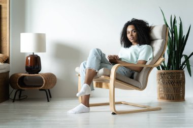 Mutlu barışçıl Afro-Amerikan milenyum kızı evinde oturup hayal mi kuruyor yoksa hayal mi ediyor?