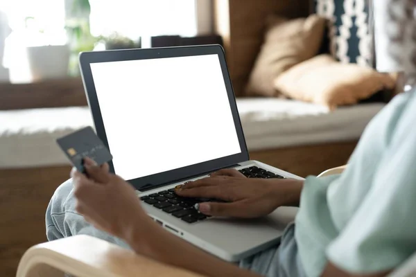 Νεαρή γυναίκα μικτή φυλή κρατώντας φορητό υπολογιστή κοιτάζοντας mock up λευκό οθόνη υπολογιστή σε απευθείας σύνδεση μάθηση στον υπολογιστή, βλέποντας ταινία — Φωτογραφία Αρχείου