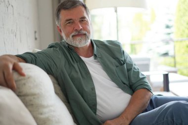 Evdeki kanepede oturan son sınıf öğrencisinin portresi..