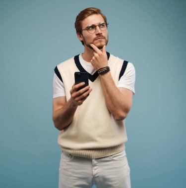 Mavi arka planda SMS yazan gözlüklü bir adam..