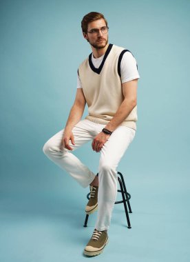 Rahat hissediyorum. Neşeli, pozitif genç bir adam mavi bir taburede oturuyor ve gülümsüyor..