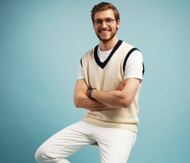 Rahat hissediyorum. Neşeli, pozitif genç bir adam mavi bir taburede oturuyor ve gülümsüyor..