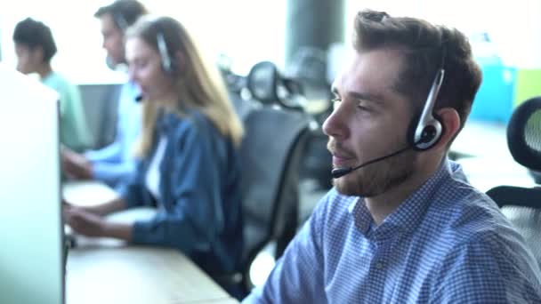 Férfi képviselő call center ügynök vezeték nélküli headset segít ügyfél, üzemeltető dolgozik ügyfélszolgálat — Stock videók