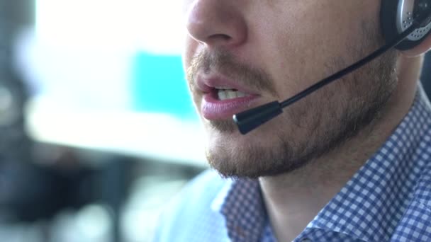 Agente representante masculino del centro de llamadas en auriculares inalámbricos que ayuda al cliente, operador que trabaja en el servicio de atención al cliente — Vídeo de stock