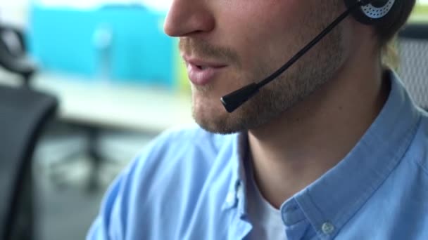 Männlich repräsentativer Callcenter-Agent im drahtlosen Headset, der dem Kunden hilft, Bediener, der im Kundendienst arbeitet — Stockvideo