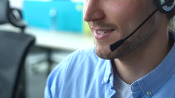 Férfi képviselő call center ügynök vezeték nélküli headset segít ügyfél, üzemeltető dolgozik ügyfélszolgálat — Stock videók