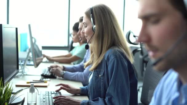 Agente de call center representativo masculino em fone de ouvido sem fio ajudando o cliente, operador trabalhando no serviço de suporte ao cliente — Vídeo de Stock