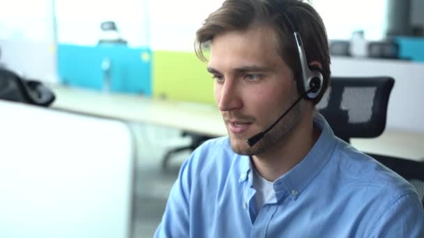 Mannelijke call center agent in headset helpen klant in customer support service — Stockvideo