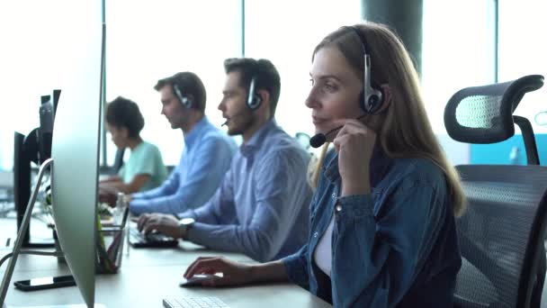 Call center en behulpzame klantenservice. Gebruik desktop pc op computer tafel en telefoonlijn op moderne co-working — Stockvideo