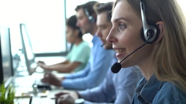 Call center en behulpzame klantenservice. Gebruik desktop pc op computer tafel en telefoonlijn op moderne co-working — Stockvideo