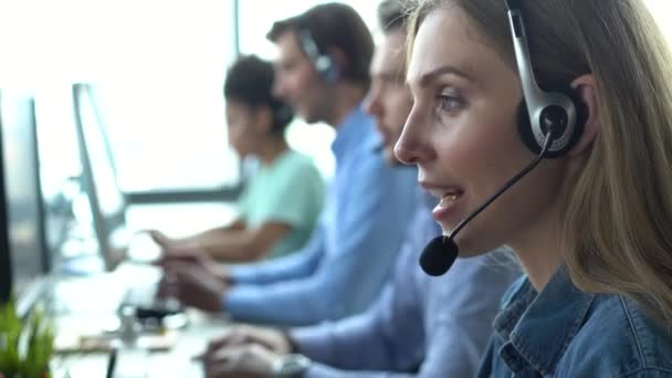 Centro de atención telefónica y servicio al cliente útil. Utilice la PC de escritorio en la mesa de la computadora y la línea telefónica en el co-trabajo moderno — Vídeo de stock