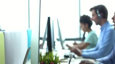 Çağrı merkezi ve yardımcı müşteri hizmetleri. Modern çalışma masasında masaüstü bilgisayarı ve telefon hattını kullan