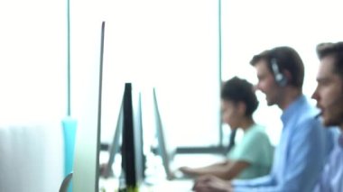 Çağrı merkezi ve yardımcı müşteri hizmetleri. Modern çalışma masasında masaüstü bilgisayarı ve telefon hattını kullan