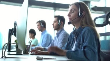 Çağrı merkezi ve yardımcı müşteri hizmetleri. Modern çalışma masasında masaüstü bilgisayarı ve telefon hattını kullan