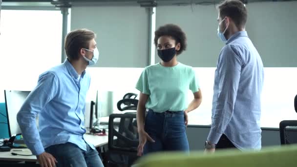 Üzletemberek találkoznak ötletbörze ötletek és viseljen védő arc maszk az irodában — Stock videók