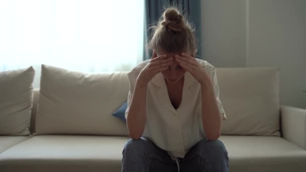 Sorglig kvinna som sitter ensam känner sig deprimerad ensam. Upprörd singel dam tänker på problem, lider av melankolisk ensamhet — Stockvideo