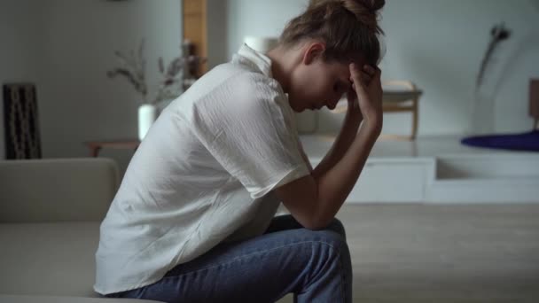 Wanita sedih duduk sendirian merasa kesepian. Wanita lajang yang marah memikirkan masalah, menderita kesepian yang melankolis — Stok Video