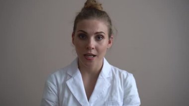 Çekici genç bayan doktor bilgisayarında online video görüşmesi yapıyor. Web kamera görüntüsü