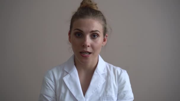 Atractiva joven doctora hacer videollamada en línea consultar paciente en el ordenador portátil. Vista de cámara web — Vídeos de Stock
