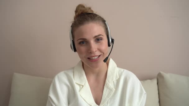 Feliz joven mujer lleva auriculares habla a la cámara web haciendo distancia video conferencia en línea llamada — Vídeo de stock
