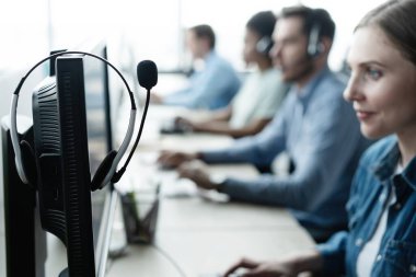 İletişim desteği, çağrı merkezi ve modern ofiste müşteri hizmetleri yardım masası.