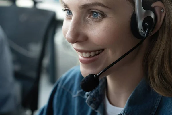 ¿En qué puedo ayudarle? Hermosos trabajadores del centro de llamadas en auriculares están trabajando en la oficina moderna — Foto de Stock