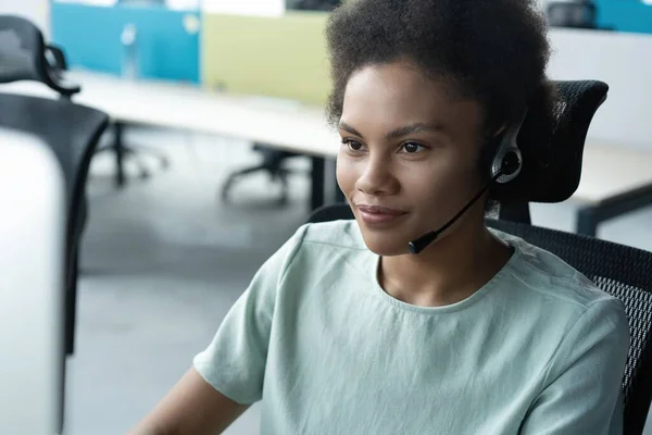 ¿En qué puedo ayudarle? Hermosos trabajadores del centro de llamadas en auriculares están trabajando en la oficina moderna — Foto de Stock