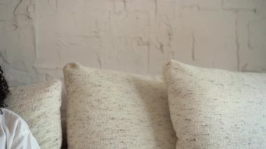 Kafa resmi genç, gülümseyen melez, güzel bir kadın kameraya bakıyor.