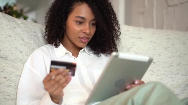 Mujer de raza mixta usando tableta, tarjeta de crédito comprar e-commerce internet — Vídeos de Stock