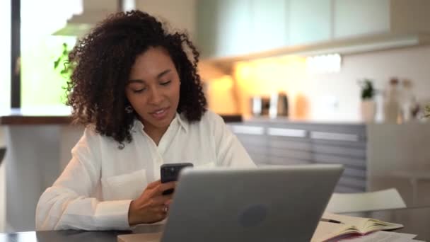 Joyful jovem mestiço mulher conversando usar smartphone desfrutar de pausa durante o trabalho — Vídeo de Stock