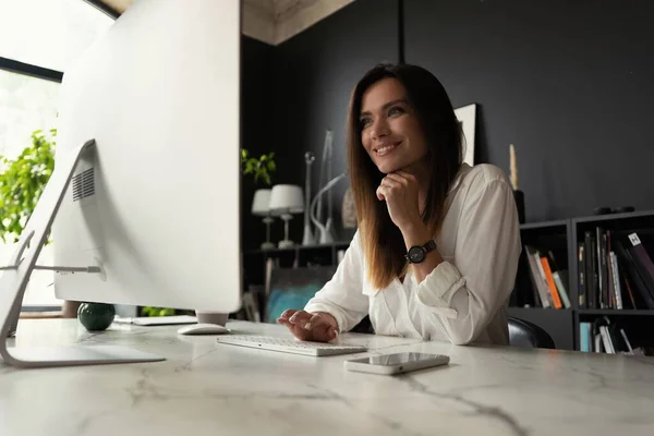 Jolie jeune femme travaillant au bureau, en utilisant un ordinateur de bureau contemporain. — Photo