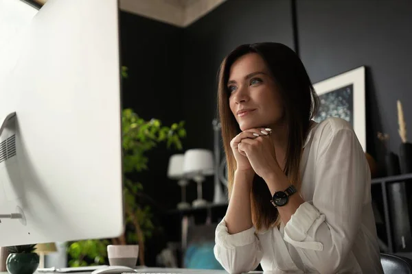 Jolie jeune femme travaillant au bureau, en utilisant un ordinateur de bureau contemporain. — Photo