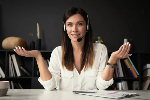 Hoofd shot portret zelfverzekerde zakenvrouw kijken naar de camera en praten met de hoofdtelefoon. — Stockfoto