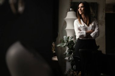 Kendine güvenen, Avrupalı, orta yaşlı, iş yerinde duran, 30 'ların bayan yönetici yöneticisi.