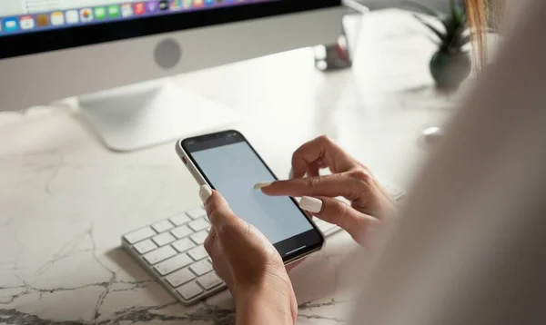 Close up Woman hand Menggunakan Smart Phone dengan layar kosong di kantor modern — Stok Foto