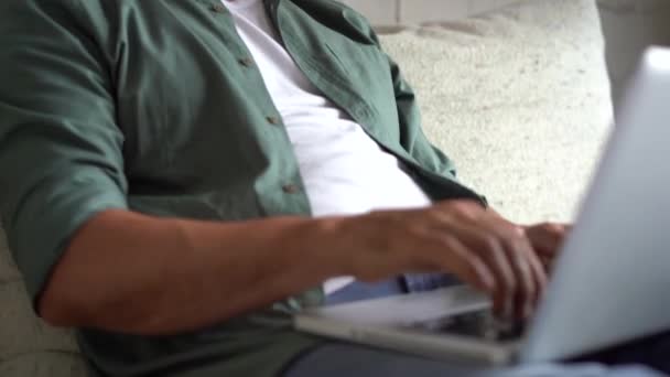 Senior homem maduro mais velho digitando no laptop navegando na internet usando aplicativos sentar no sofá sozinho — Vídeo de Stock