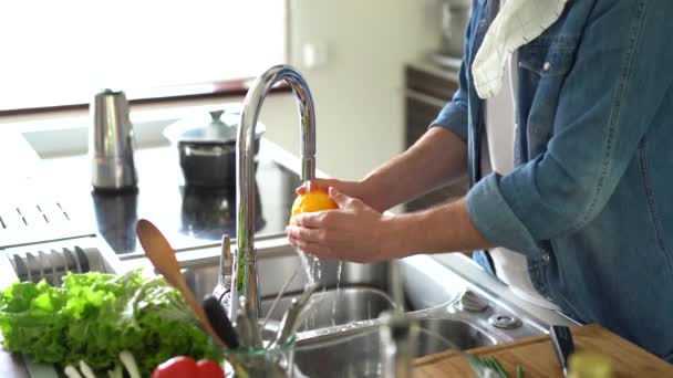 Man Cooking Healthy Food (dalam bahasa Inggris). Manusia Mencuci Sayuran dengan Air Tap — Stok Video