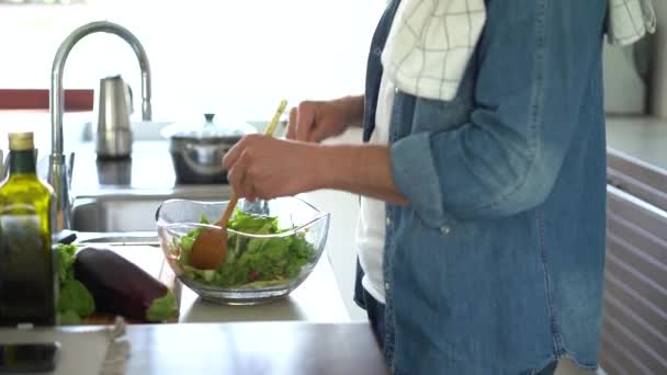 Matberedning. Man gör sallad, blanda ingredienser i skålen, förbereda middag — Stockvideo