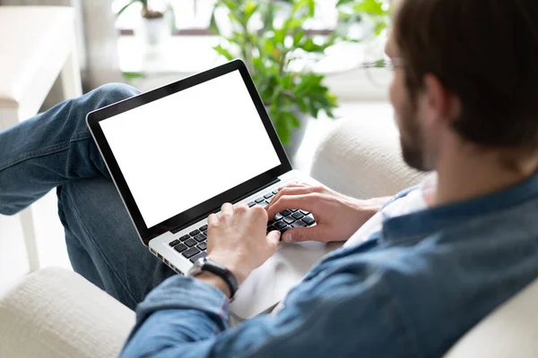 Νεαρός που εργάζεται στο laptop του με κενή οθόνη αντίγραφο χώρο για το διαφημιστικό μήνυμα κειμένου σας στο γραφείο — Φωτογραφία Αρχείου