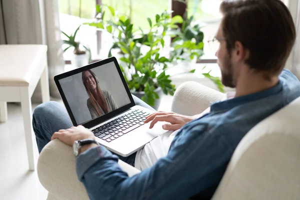 Macho remoto trabajando desde casa y teniendo confrencia de trabajo videollamada. — Foto de Stock