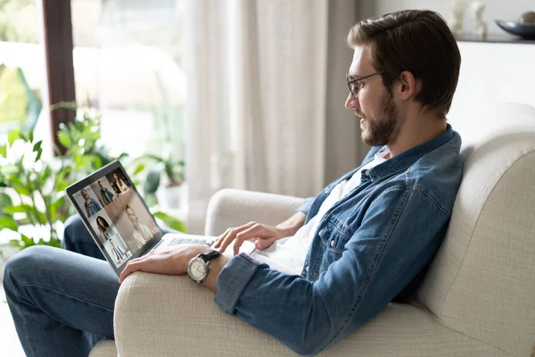 Telecomando maschile che lavora da casa e che ha una videochiamata di confraternita del lavoro. — Foto Stock