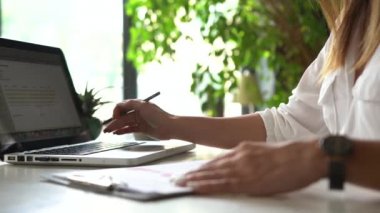 Modern ofisinde dizüstü bilgisayarla çalışan kendine güvenen bir iş kadını. Şık Güzel Kadın Önemli Bir İş Yapıyor