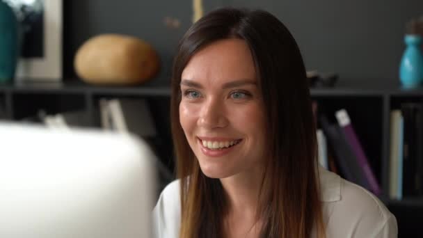 Empresaria de confianza trabajando en la computadora en su oficina moderna. Elegante hermosa mujer haciendo trabajo importante. — Vídeos de Stock