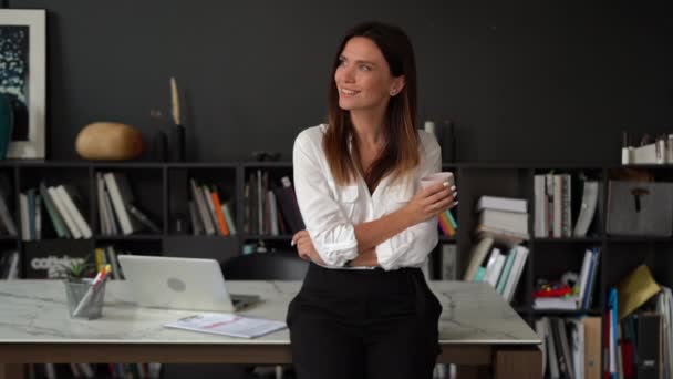 Magabiztos mosolygós, fiatal, felnőtt európai nő az irodában álló kamerába néz, közeli portréhoz pózol — Stock videók