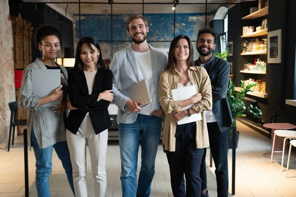 Retrato de equipe de negócios criativa de pé juntos e rindo. Pessoas de negócios multirraciais juntas na inicialização Imagem De Stock