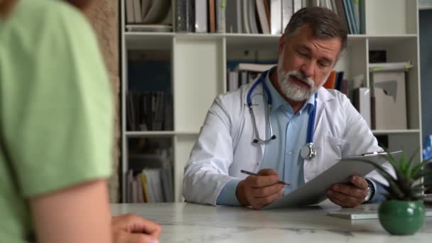 Gülümseyen erkek doktor, kadın hastayla tokalaşıyor ameliyat konusunda hemfikir, tıbbi servis güven kavramı — Stok video