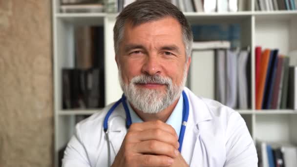 Ritratto di medico fiducioso in clinica privata — Video Stock